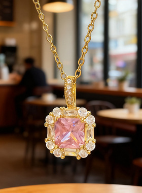 钛钢轻奢几何方形粉色锆石吊坠锁骨链女士简约百搭高级感个性项链