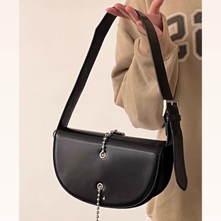 肩上故事 原创设计黑色双链条暗袋斜挎腋下单肩包包女2022年新款