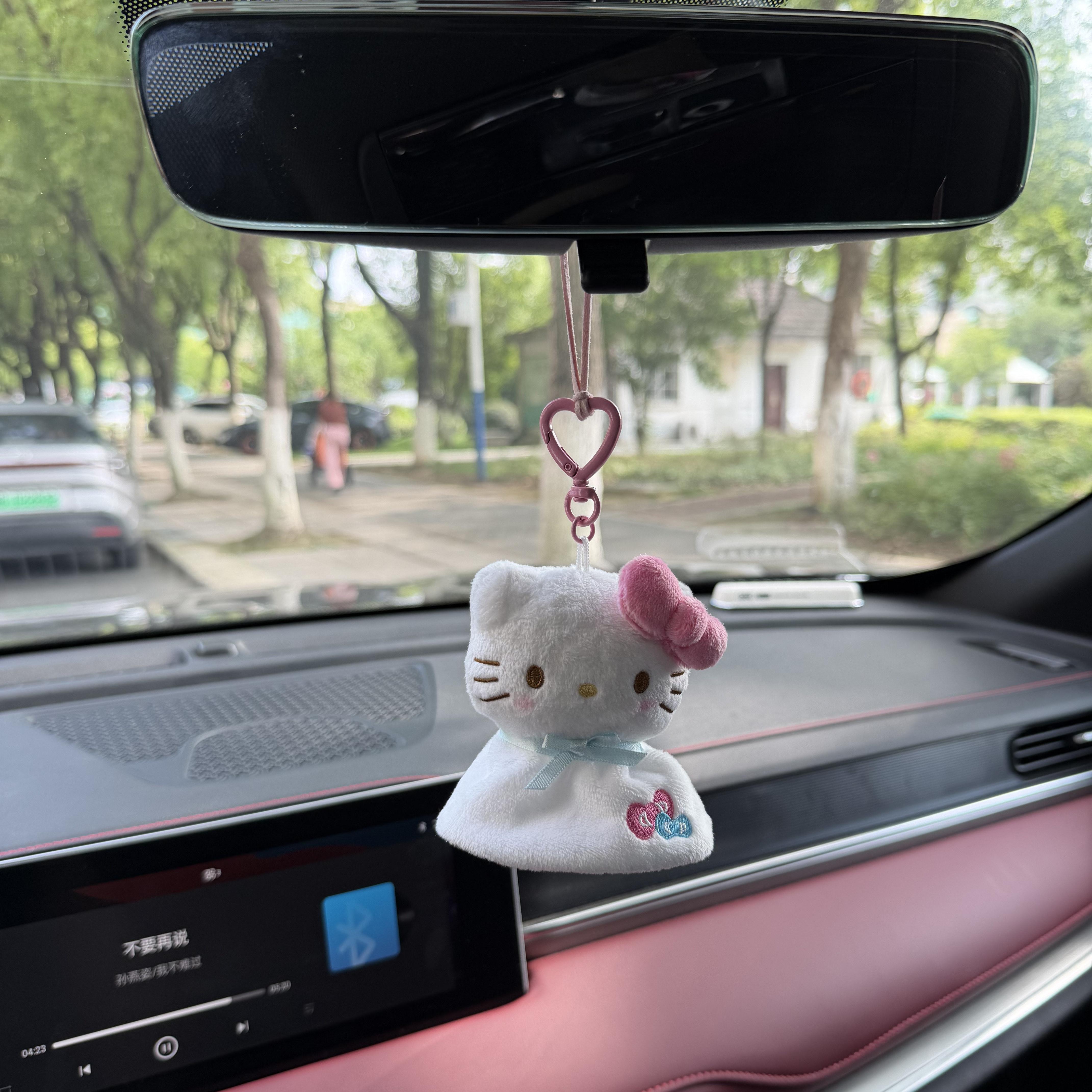 晴天娃娃HelloKitty凯蒂猫汽车钥匙扣挂件可爱毛绒车载后视镜挂饰