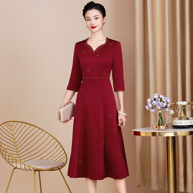 婚礼妈妈春季礼服高端喜婆婆婚宴装中年结婚丈母娘礼服V领连衣裙