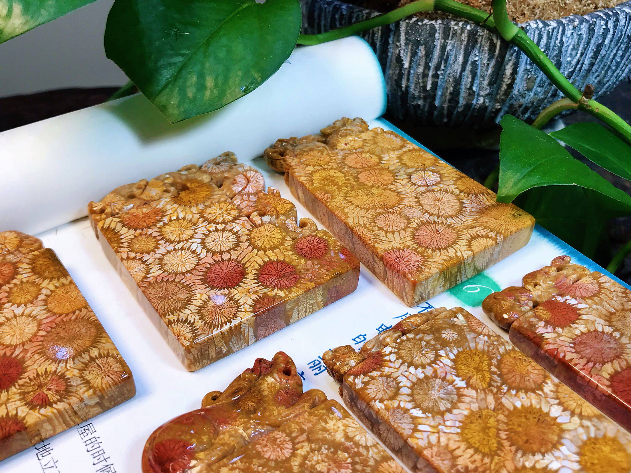 一博天然珊瑚玉老料立体大彩花龙牌貔貅牌461牌子无事牌雕刻件