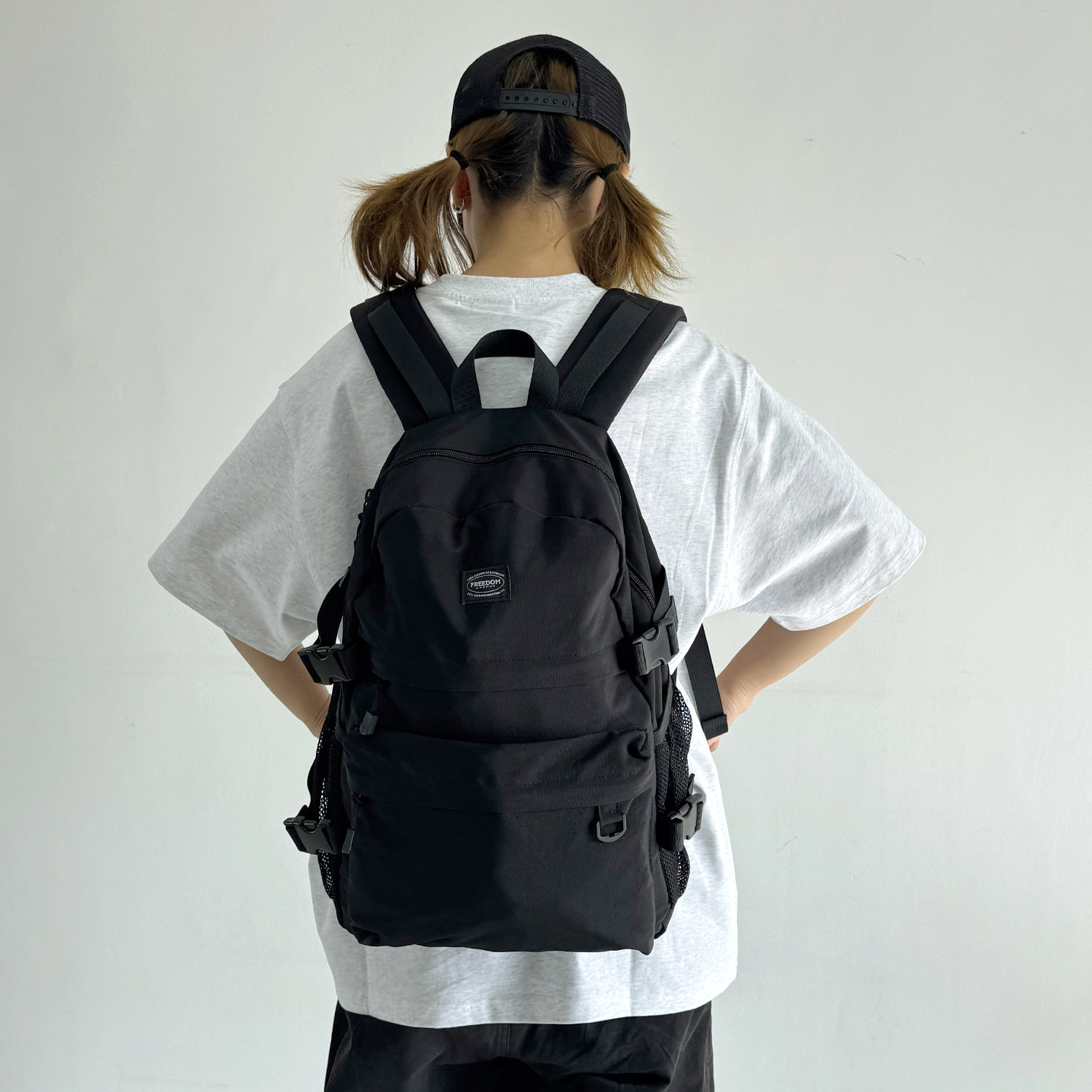 自由大道小众轻便初中高中大学生书包女高颜值ins风双肩包男背包