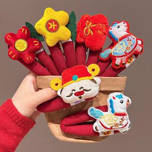 2026马年国潮发夹新年喜庆小马财神毛绒发卡春节氛围感侧边夹头饰