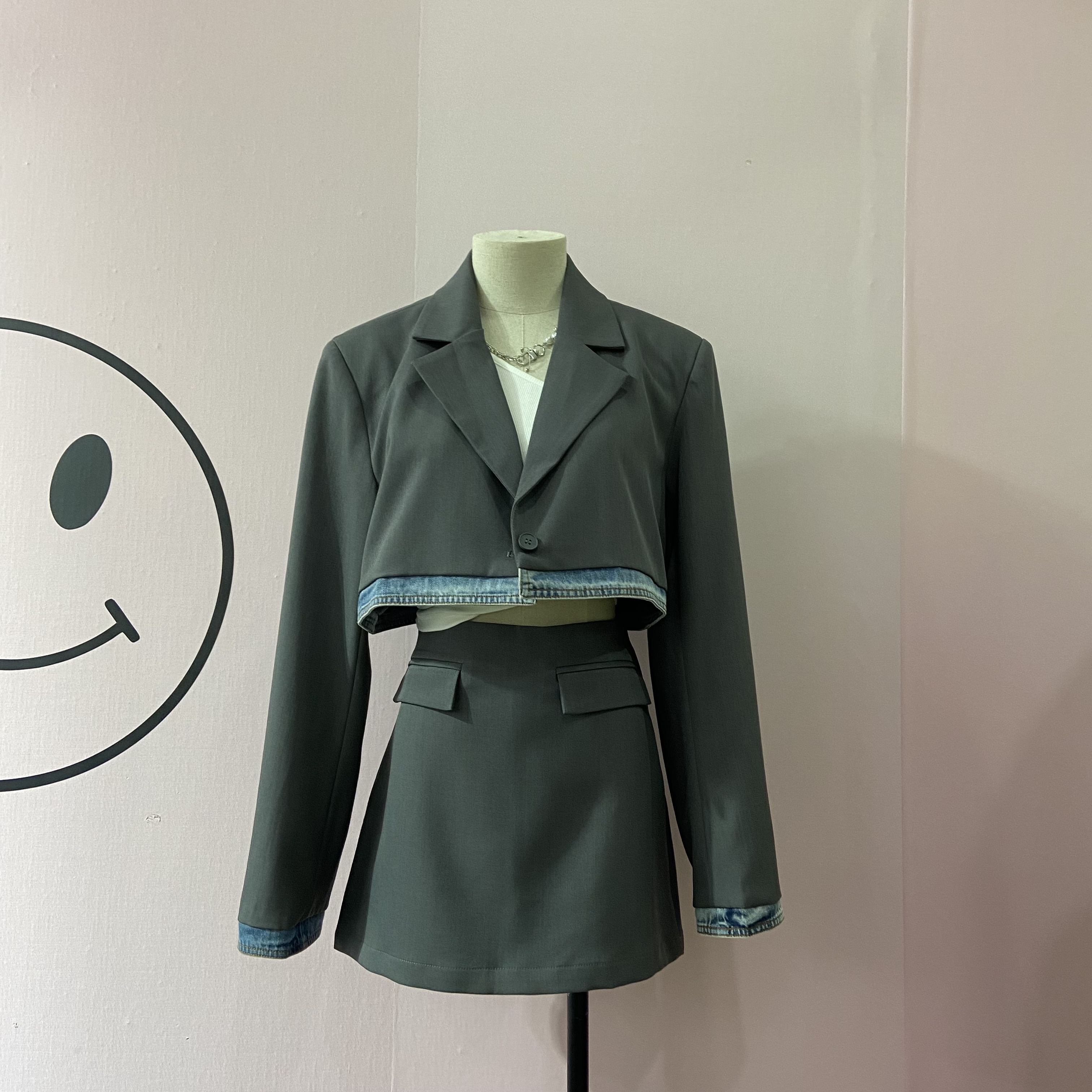 2026春新款韩版灰色牛仔拼接短款西装外套女设计感小众上衣显瘦