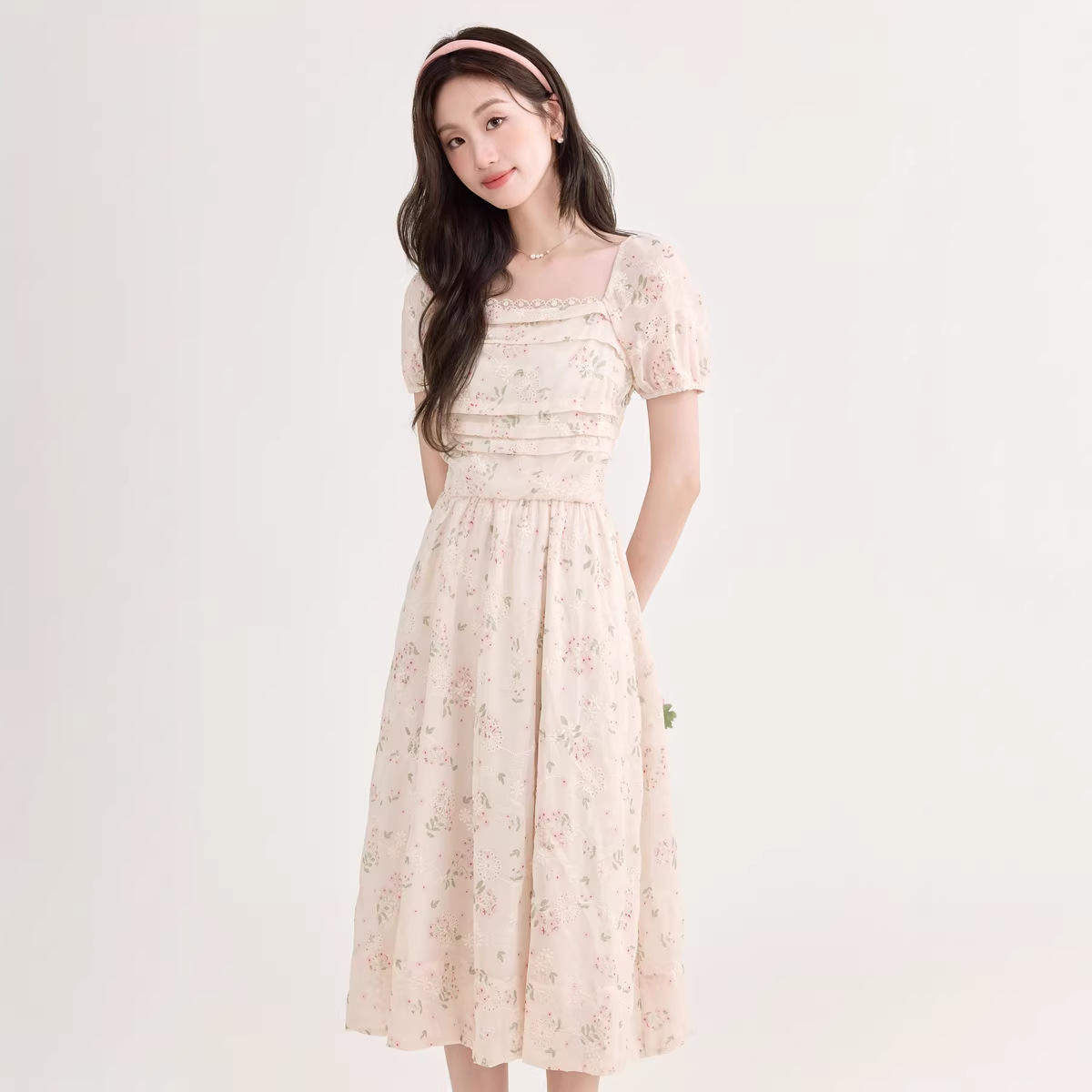 新款女装2026夏季十三行法式方领粉色碎花连衣裙气质收腰长裙日常