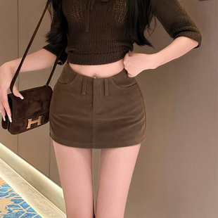 咖啡色麂皮绒包臀半身裙女2025秋新款修身显瘦一步裙辣妹短裙子黑