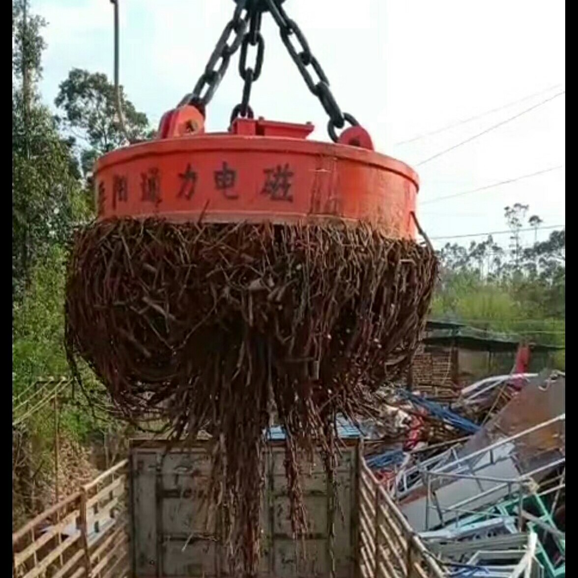 废钢废铁用高频强磁电磁铁吸盘圆形起重电磁铁吸盘潜水式电磁铁