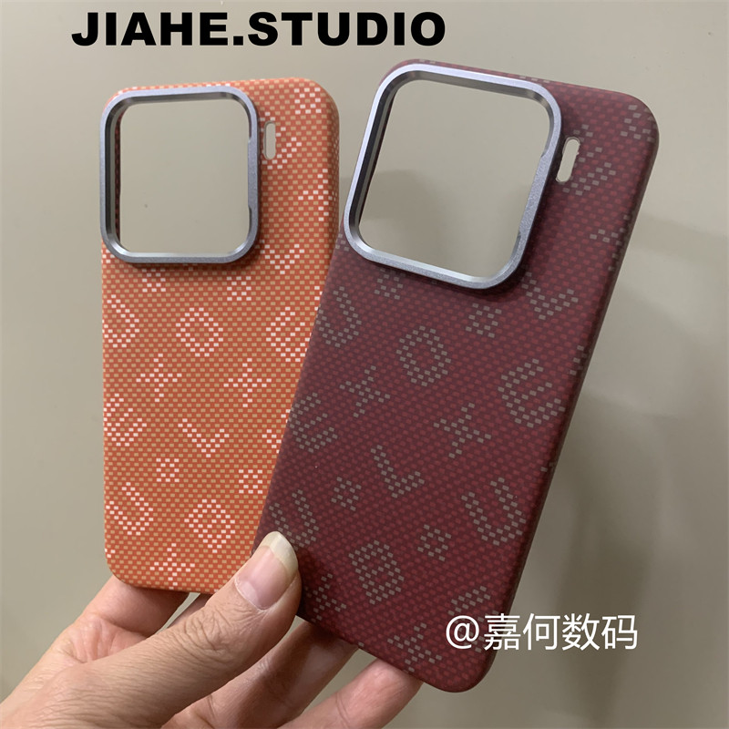 仿凯夫拉纹碳纤维纹潮牌字母适用小米17promax手机壳磁吸小米15pro硬壳小米14pro男保护壳简约商务轻奢新款女