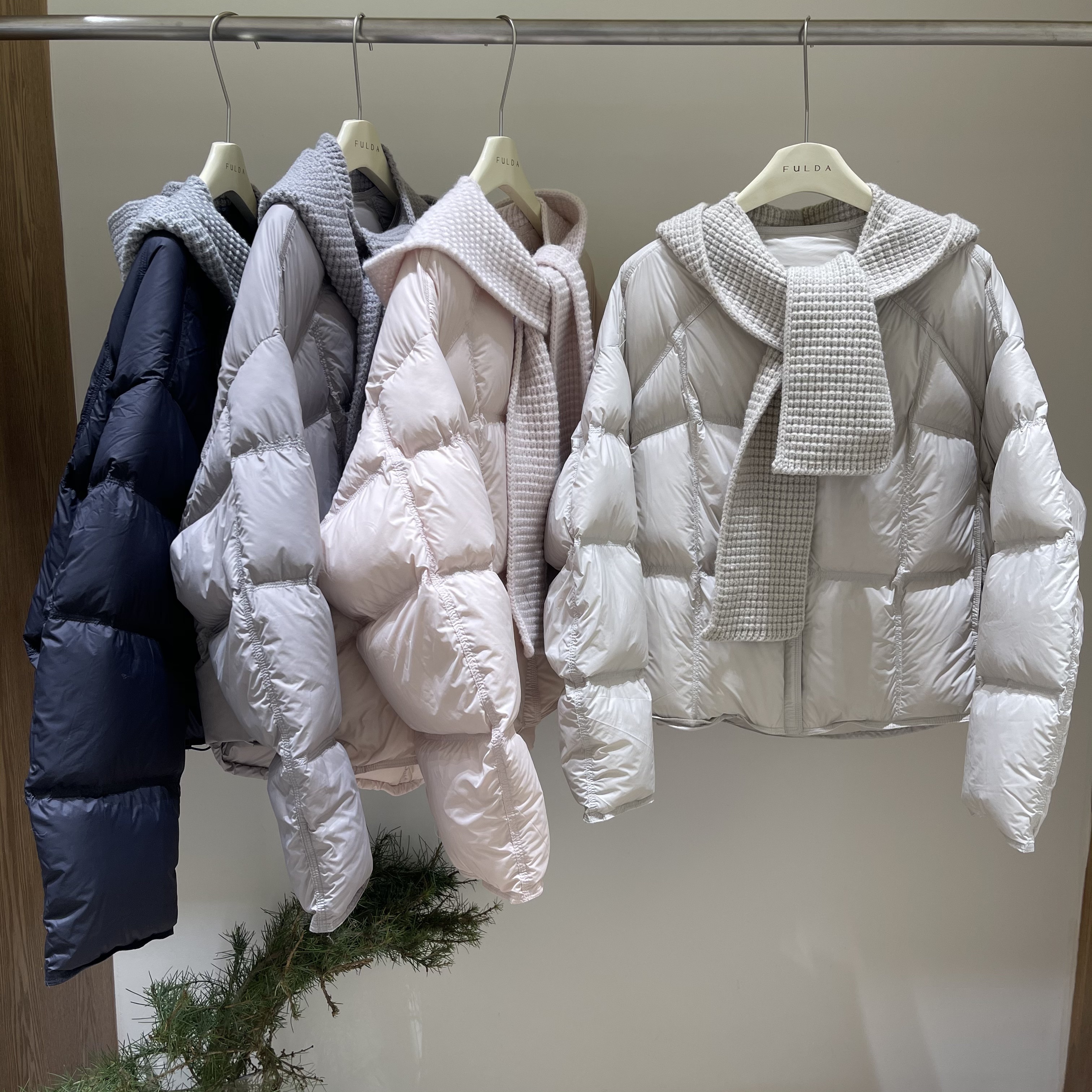 2025冬季新款韩系针织帽围巾排骨泡芙羽绒服女短款90绒面包服外套