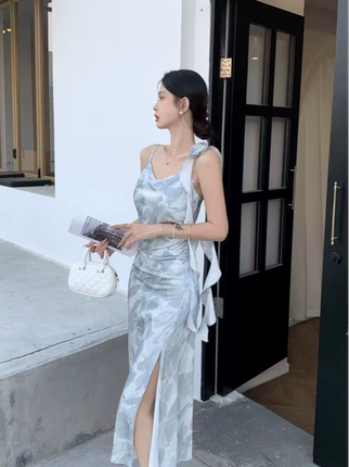 碎花雪纺吊带裙子女2025夏季新款气质收腰褶皱开叉中长款连衣裙潮