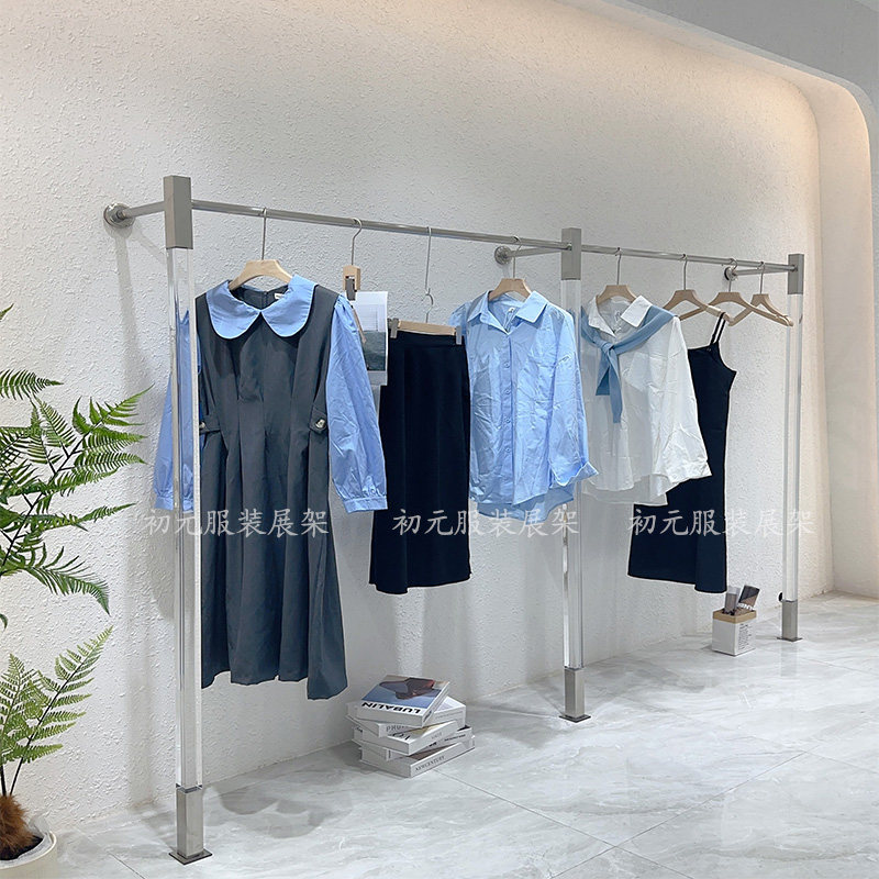 服装店展示架上墙挂衣架
