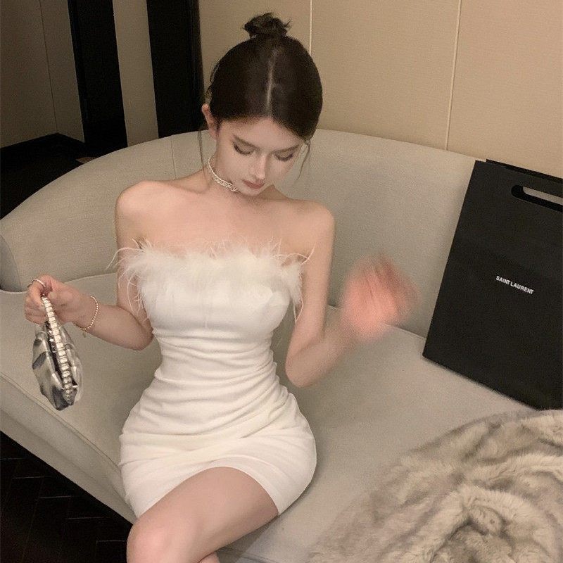 白色羽毛抹胸连衣裙女小个子修身收腰显瘦气质包臀短款露肩纯欲裙图片