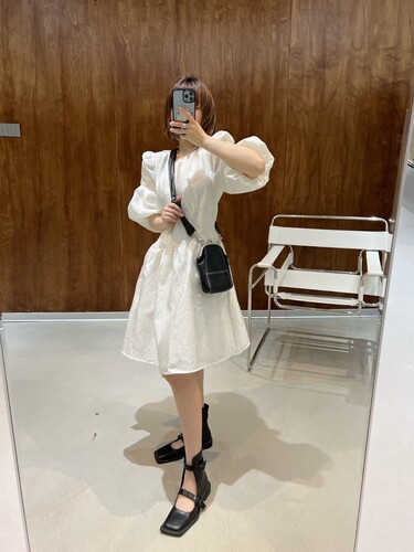 气质灯笼袖设计减龄纯色连衣裙