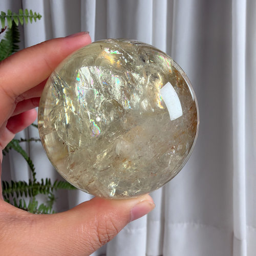 天然透体黄水晶球带彩虹摆件直径：6.87cm，重：449g，114号