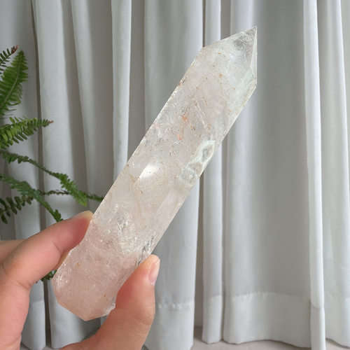 天然透粉阿塞彩虹水晶柱摆件：147*32mm，重：213g，252号