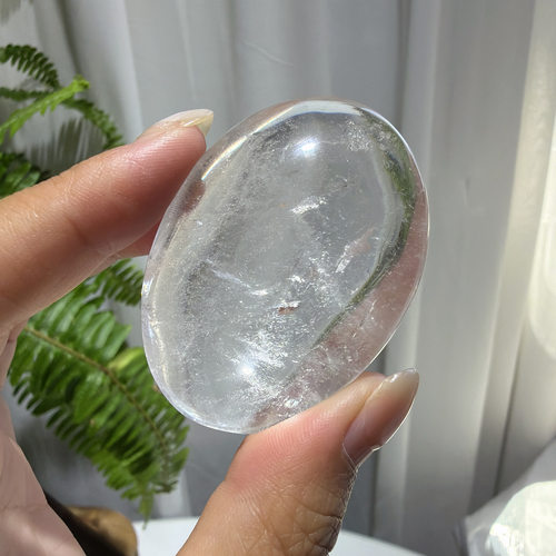 天然透体带彩白水晶能量手握石55*39*23mm，重：69.5g，258号