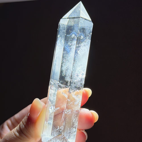 蓝针天然透体白水晶柱摆件尺寸:100*26mm，重：106g，112号