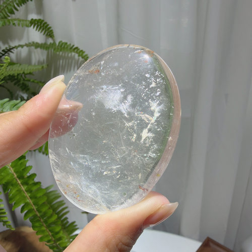 天然带彩白水晶手握石能量：66*49*18mm，重：87.5g，213号