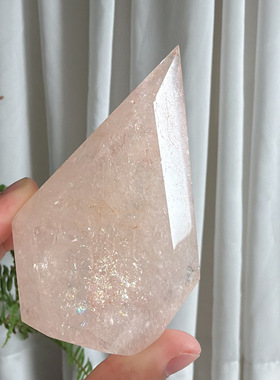 天然透粉阿塞彩虹菱形水晶柱摆件97*60*26mm，重：199.4g，203号