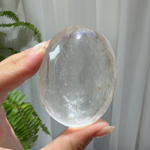 天然透体带彩白水晶能量手握石：66*50*30mm，重：136.8g，238号