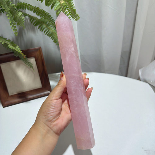 天然粉水晶柱颜色粉润摆件尺寸290*37mm，重：610g，106号