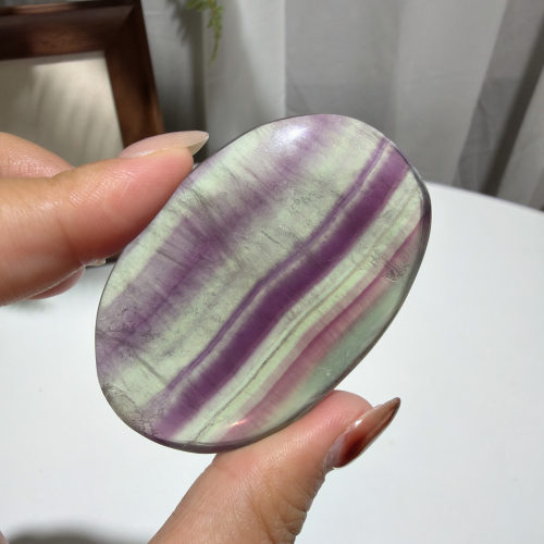 天然彩虹糖果萤石手握石摆件尺寸：62*42*17mm，重：90.2g，29号