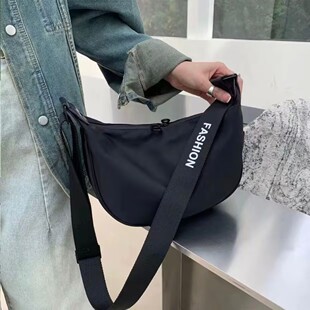 防水牛津布大容量饺子包休闲运动风女包铆钉加固时尚健身单肩包潮