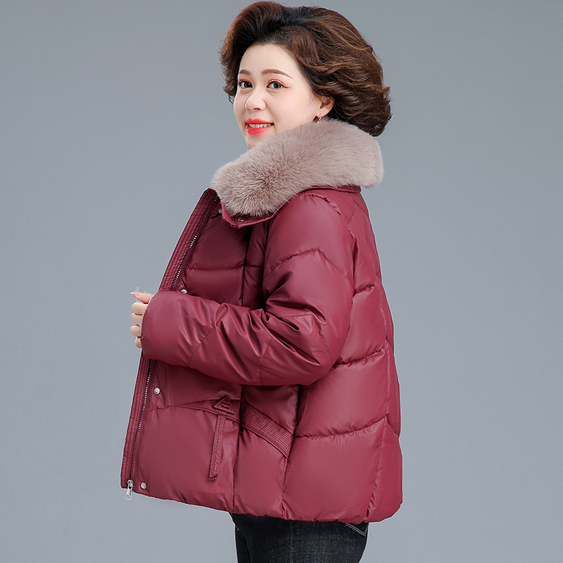 小个子妈妈冬装皮衣外套保暖毛领棉袄短款中老年女士冬季羽绒棉服