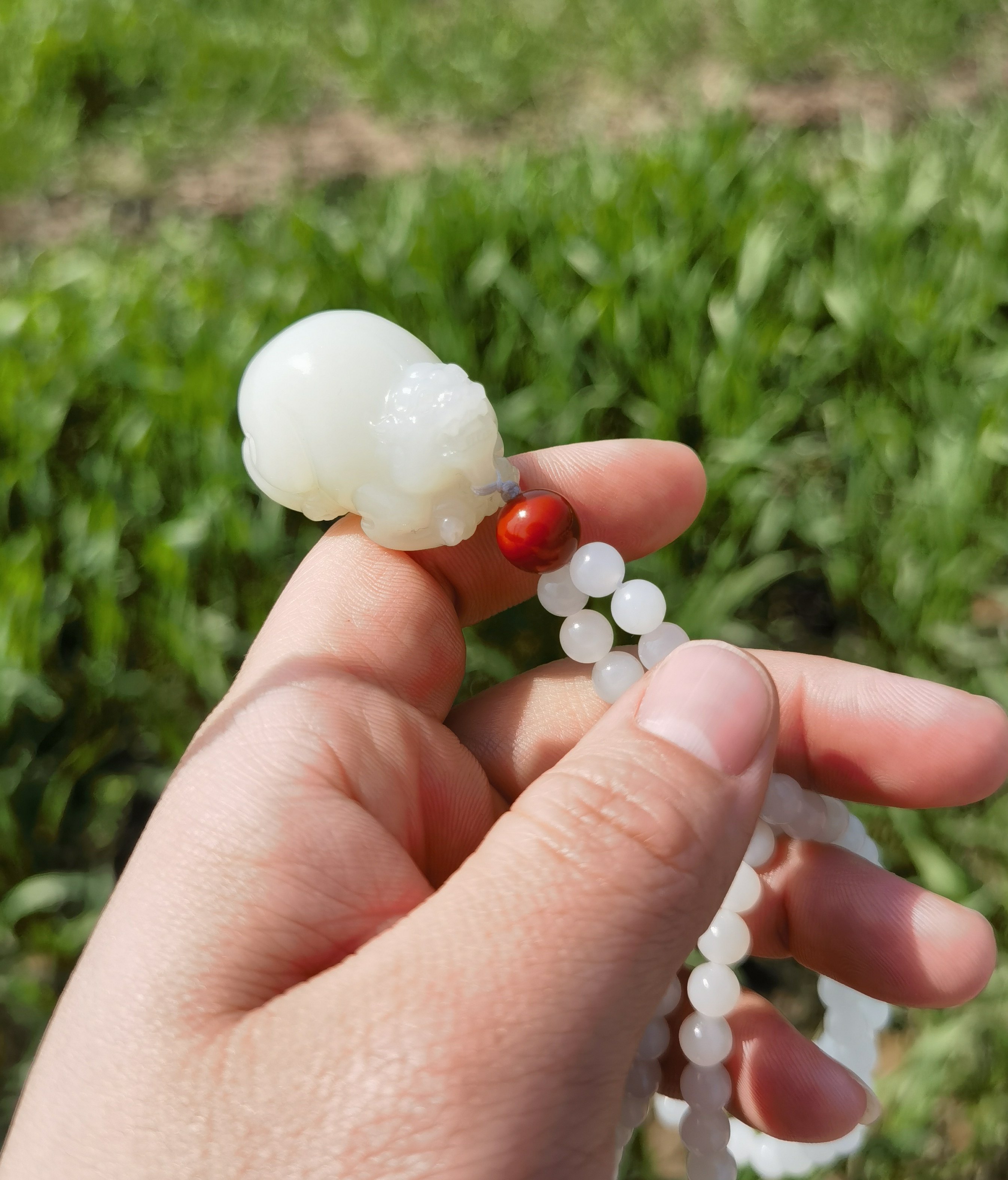 阳光下的和田玉俄料白玉满肉貔貅项链  支持复检