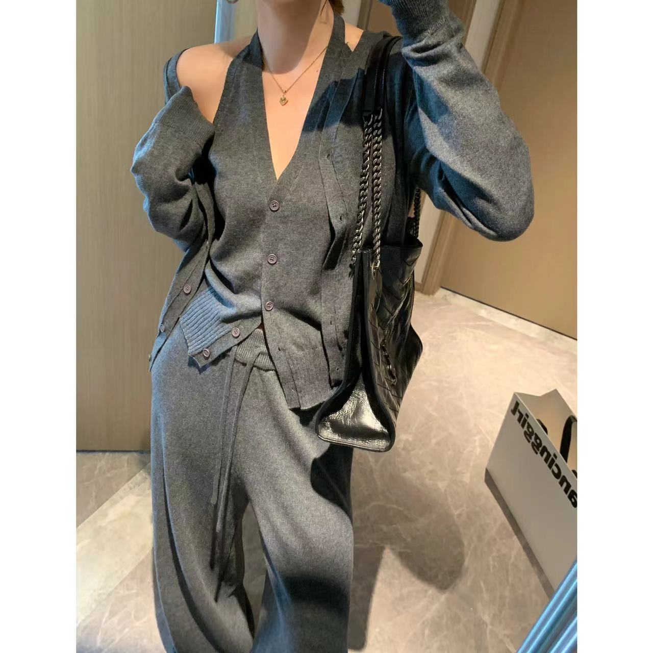 2025秋季松弛感针织长袖开衫三件套装女秋季挂脖背心上衣宽松长裤