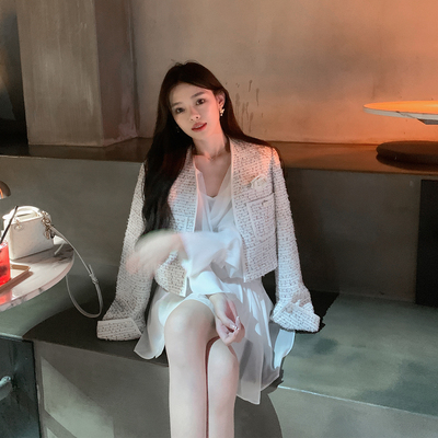 短款小香风毛呢外套含花朵配饰