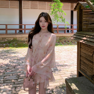 秋季 女内搭吊带短裤 新款 收腰碎花雪纺连衣裙粉色套装 喇叭袖 ByYou