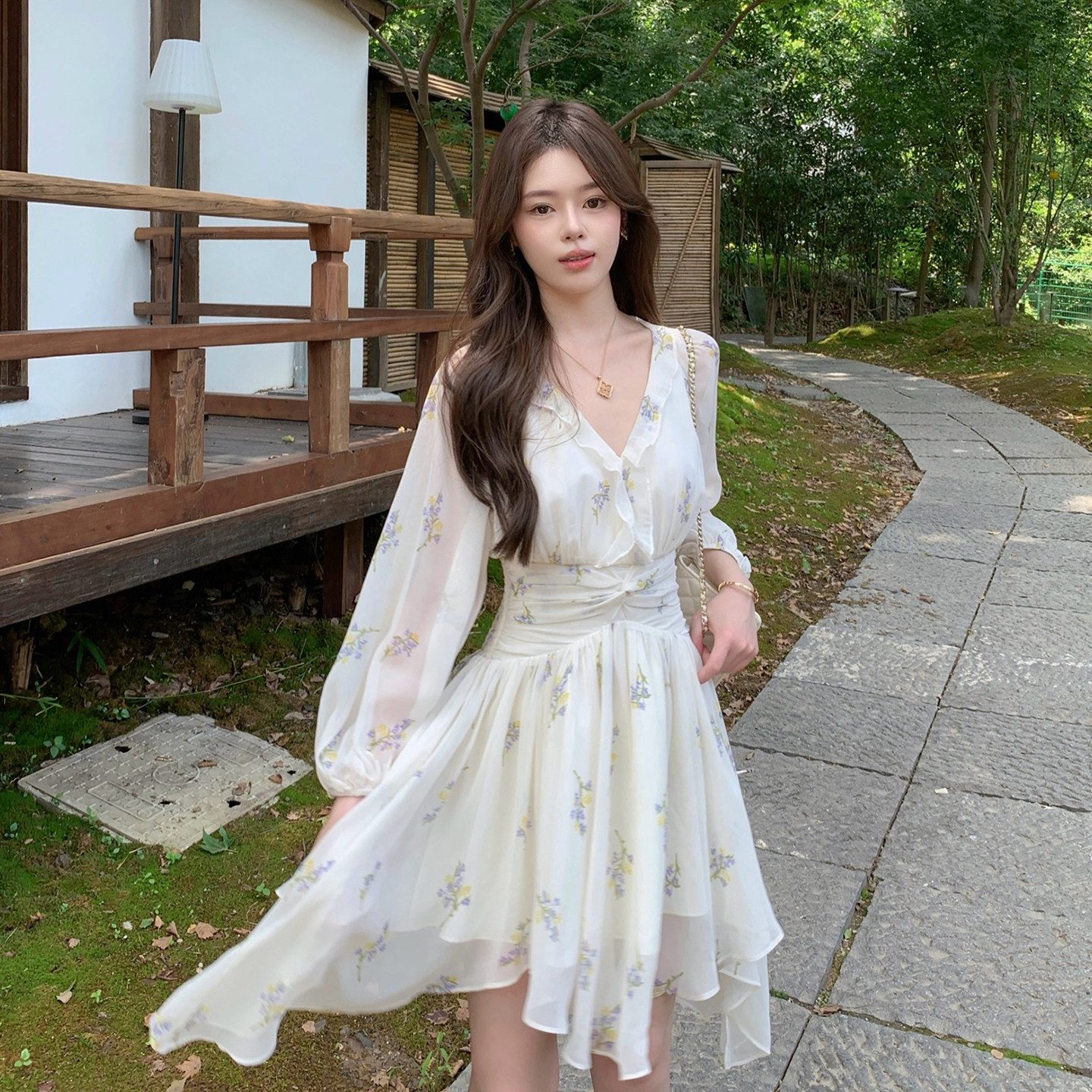 ByYou 夏季新款灯笼袖长袖v领白色雪纺碎花连衣裙短款收腰印花裙图片