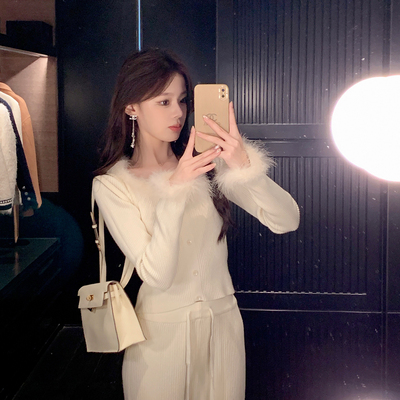 ByYou 冬季新款杏色鸵鸟毛袖口V领打底针织衫女百搭修身内搭毛衣