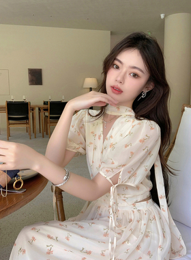 ByYou夏季鹅黄色泡泡袖V领碎花连衣裙女设计感飘带露腰中长款裙子