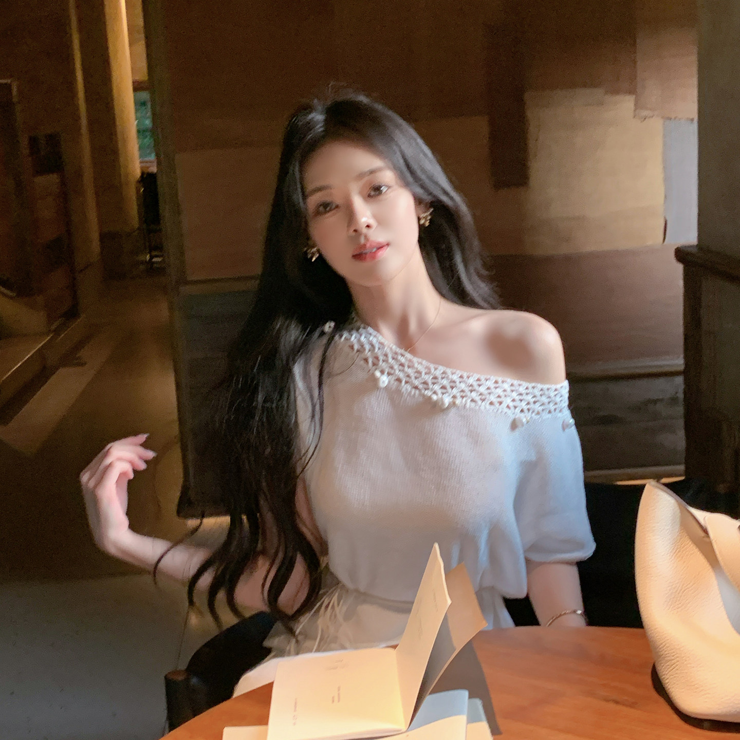 ByYou 夏季新款白色蝙蝠袖斜肩镂空针织衫女薄款收腰显瘦露肩上衣