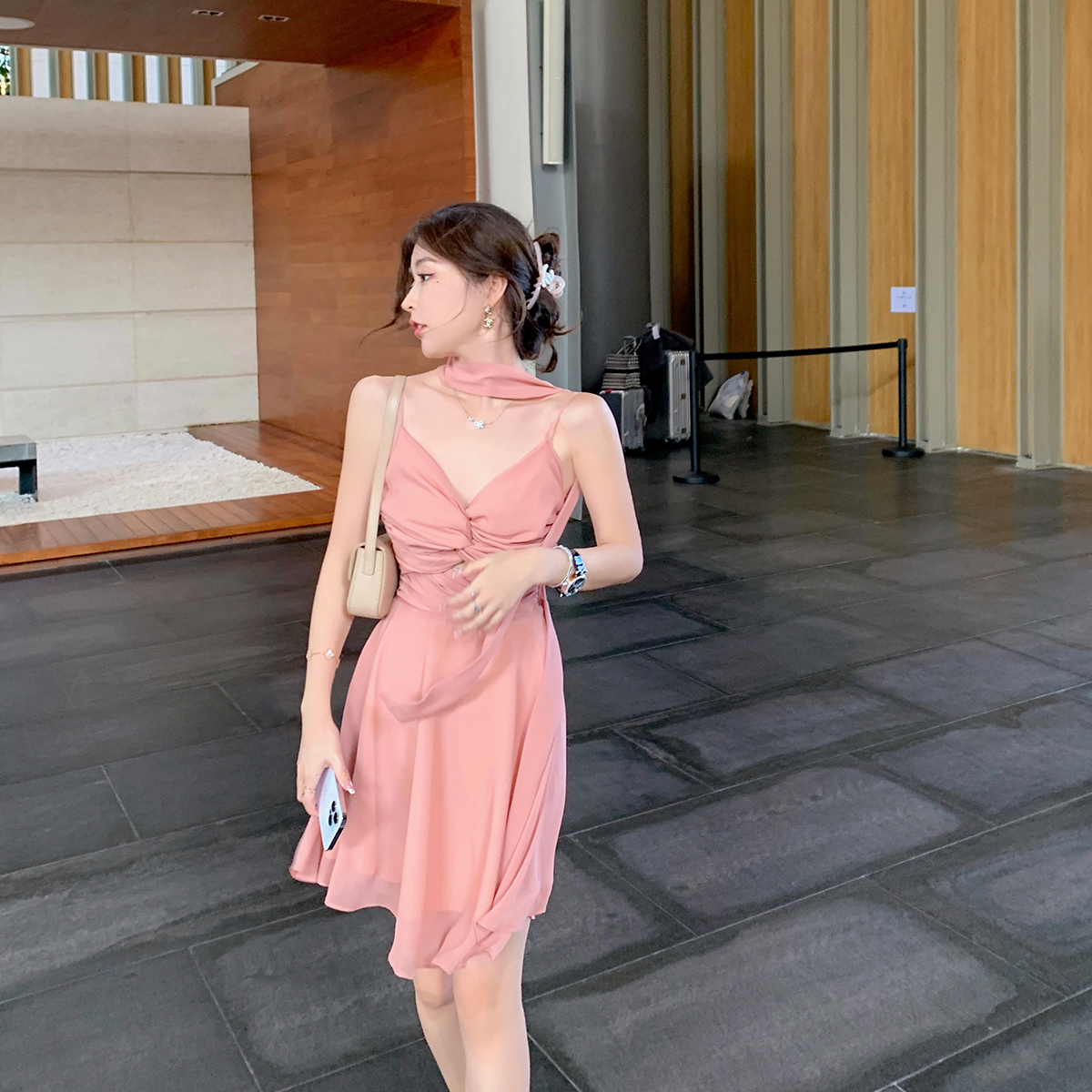 吊带V领飘带纽结连衣裙