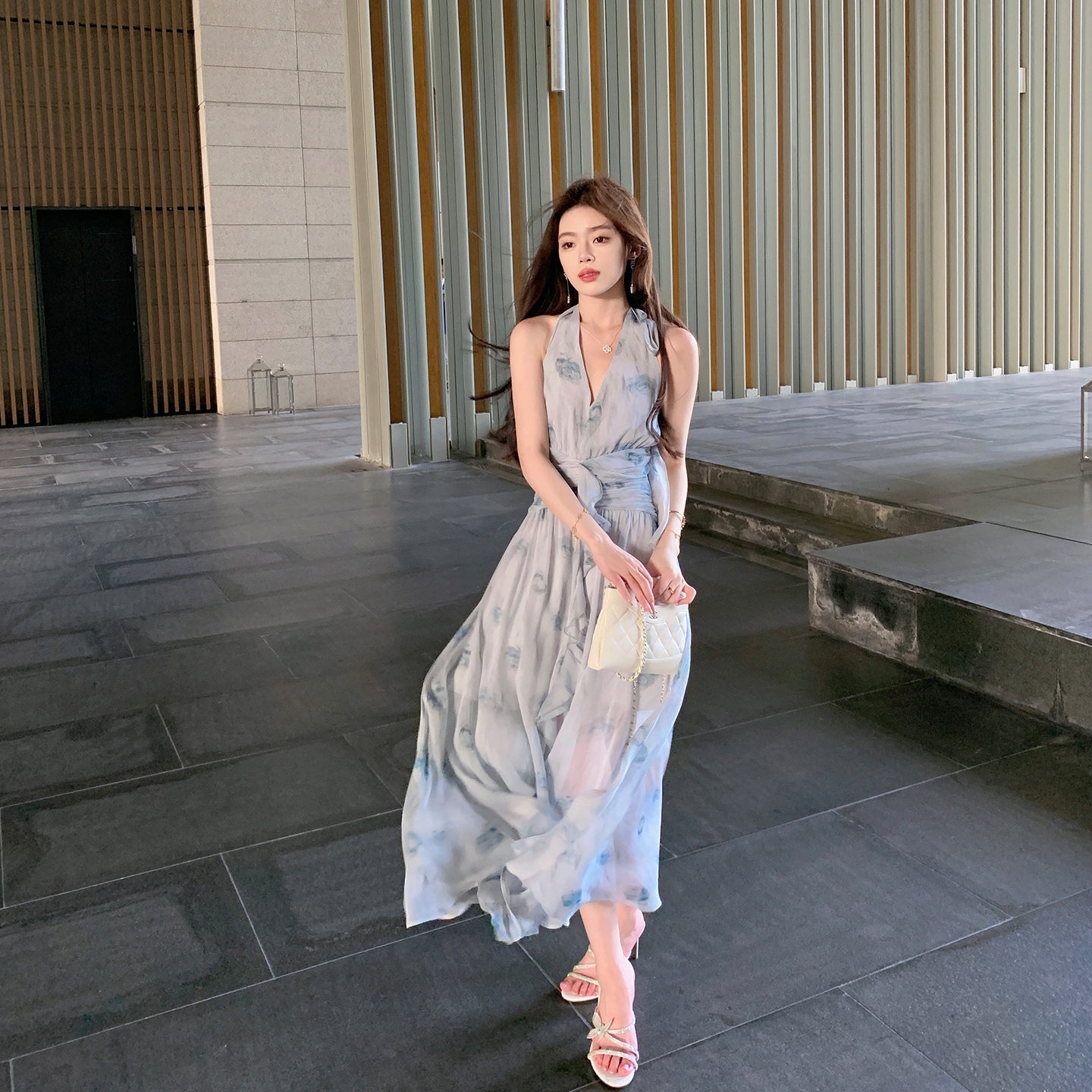 ByYou 夏季新款蓝色雪纺露肩挂脖碎花连衣裙气质v领收腰印花长裙