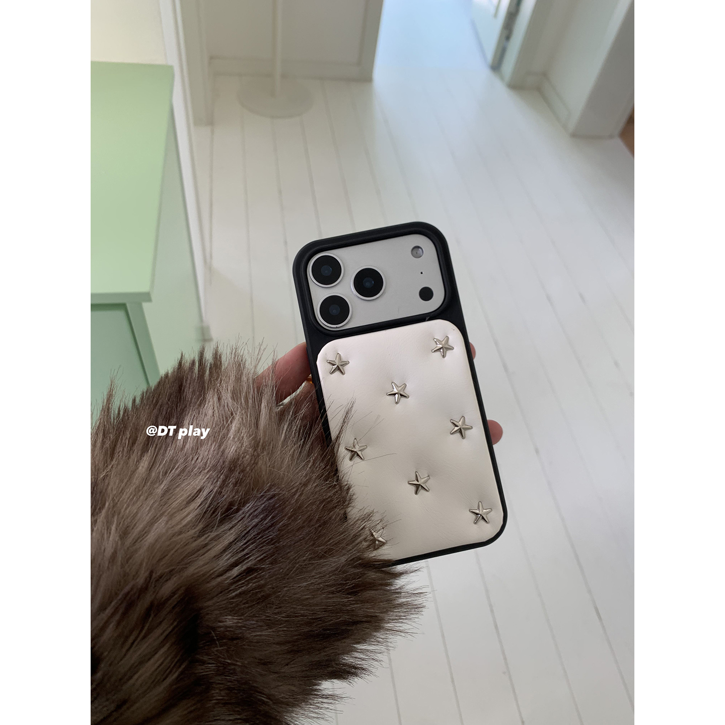 DT play 时髦皮质金属铆钉色彩入侵韩国ins博主小众设计适用于iphone17promax/16/15苹果14/13手机壳保护套