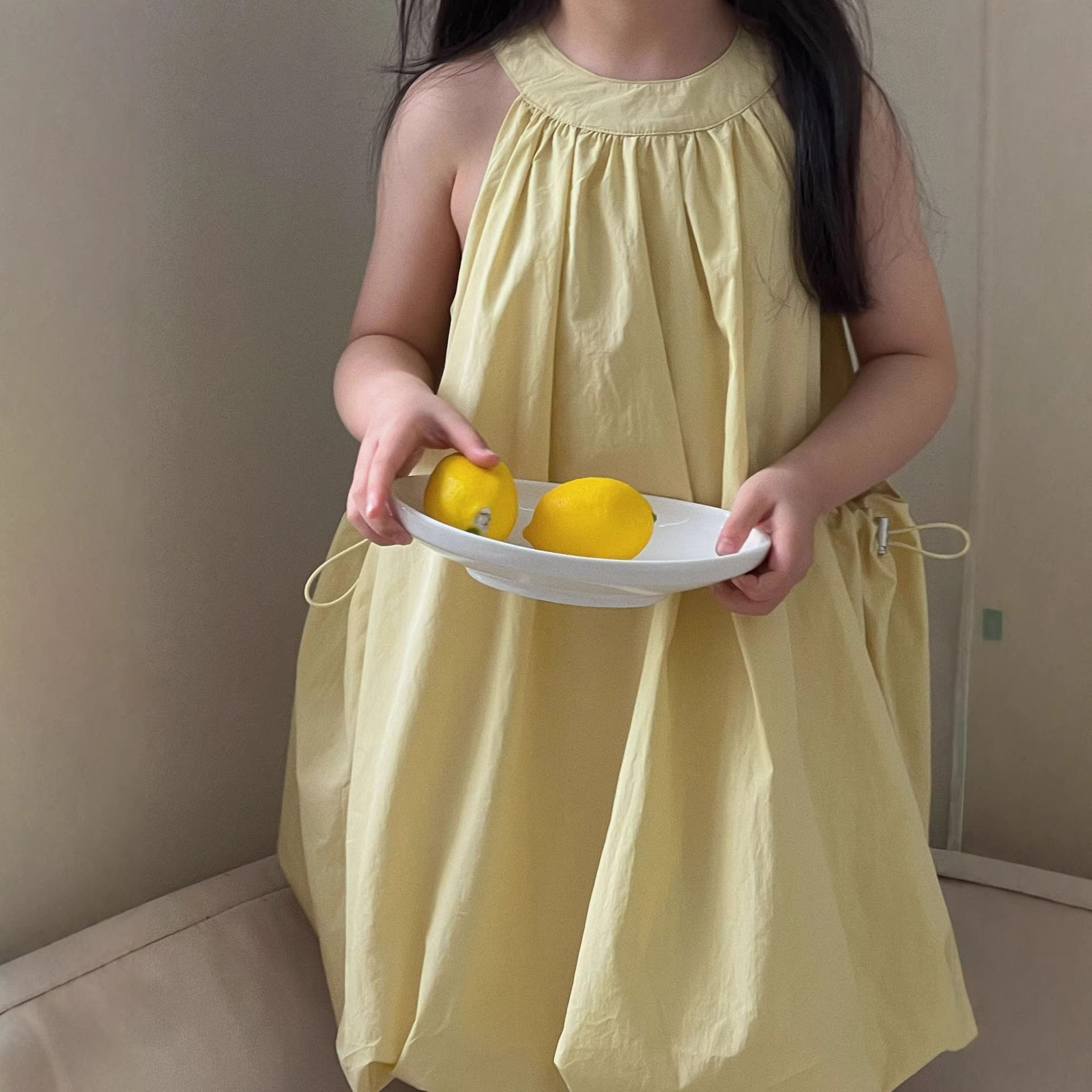 女童连衣裙2026春夏新款黄色背心裙韩系时髦女孩法式挂脖花苞裙