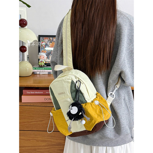 撞色复古运动斜挎胸包小众轻便迷你双肩包两用户外旅行登山小背包