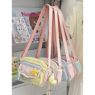 可爱撞色二次元小众斜挎包小清新小包包女吧唧谷子小食量痛包娃包