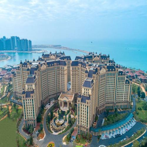 酒店位于海花岛一号岛，风景秀丽 岛上免费接驳车，交通更便利 1号岛&ldquo;奇迹海花如梦之旅&rdquo;全岛灯光秀 婚礼庄园网红打卡点