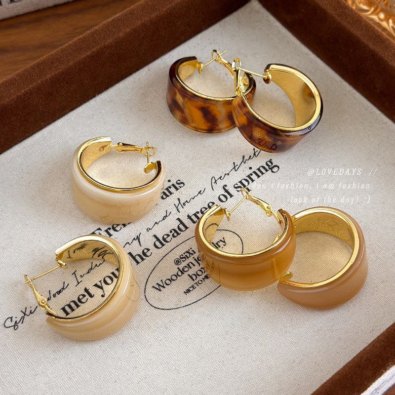 简约几何圆形琥珀色树脂宽边耳环时尚气质高级感通勤个性百搭耳扣