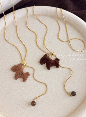 咖色系植绒小马项链女秋冬百搭本命年可抽拉毛衣链小众设计感配饰