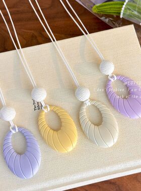 马卡龙色几何椭圆吊坠项链2026新款轻奢小众设计颈链锁骨链毛衣链