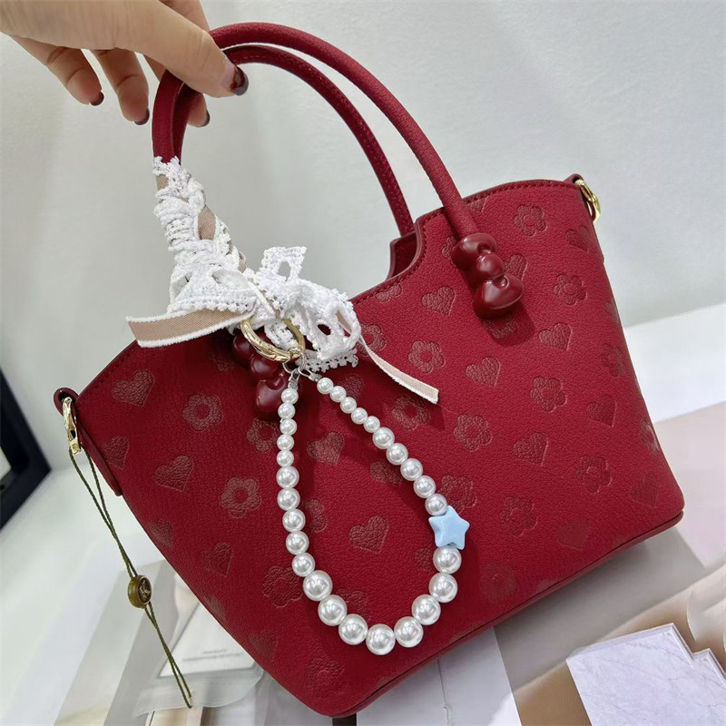 专柜正品手提包2025新款爱心压花菜篮子通勤手提包红色单肩斜挎包