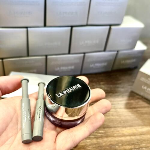 莱珀妮瑞士紧致修护铂金面膜涂抹
