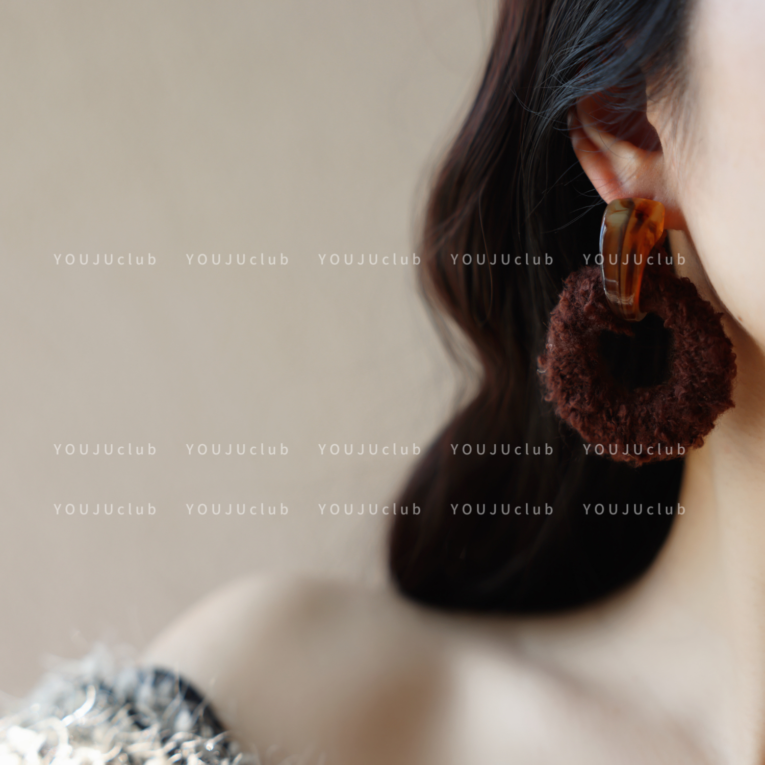 YOUJUclub-松弛慵懒~咖色复古圈圈羊羔毛冬日夸张耳环蚊香盘耳夹
