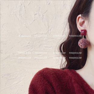 YOUJUclub-斜阳印彩霞 复古甜美酒红色毛绒球冬天耳环蚊香盘耳夹